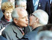 Культовый «поцелуй иуды» Горбачёва и главы Восточной Германии Эриха Хонеккера 7 октября 1989 года. Через одиннадцать дней Хонеккера сместили с поста президента. Берлинская стена пала, ознаменовав кончину ГДР